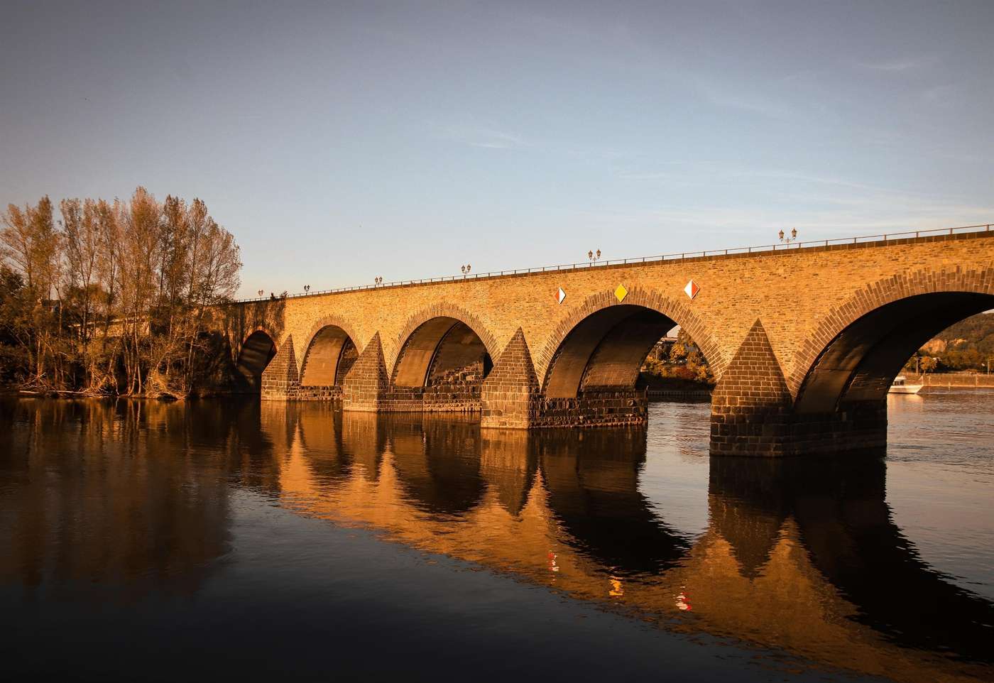 Historische Brücke mit malerischem Sonnenuntergang