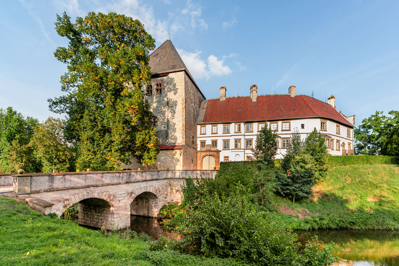 Historische Entdeckungstour durch ein majestätisches Schloss und seine Gärten