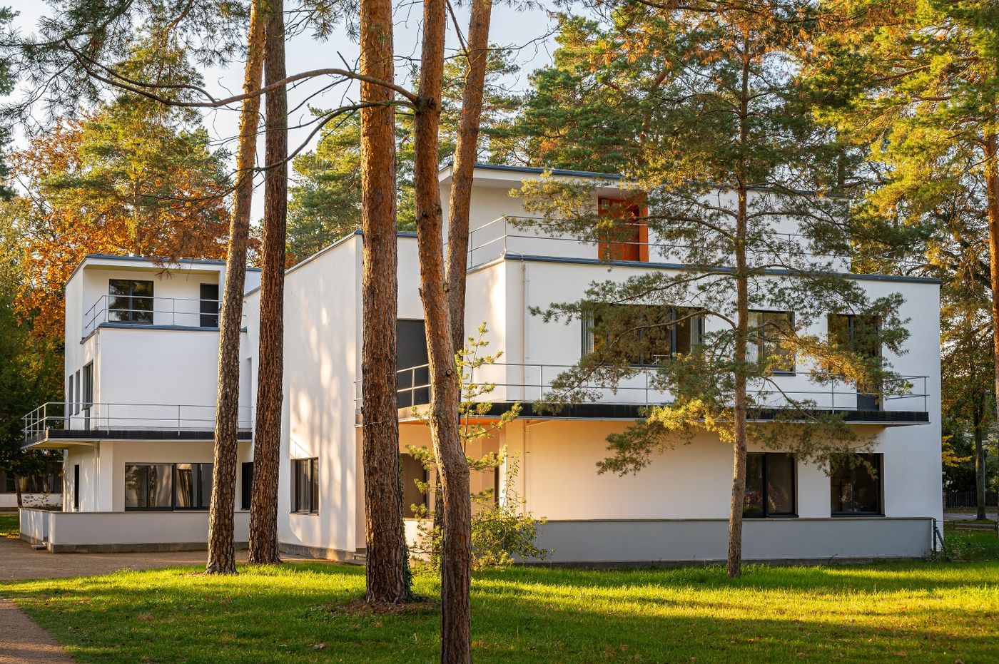 Architektonische Meisterwerke der Bauhaus-Meister erkunden