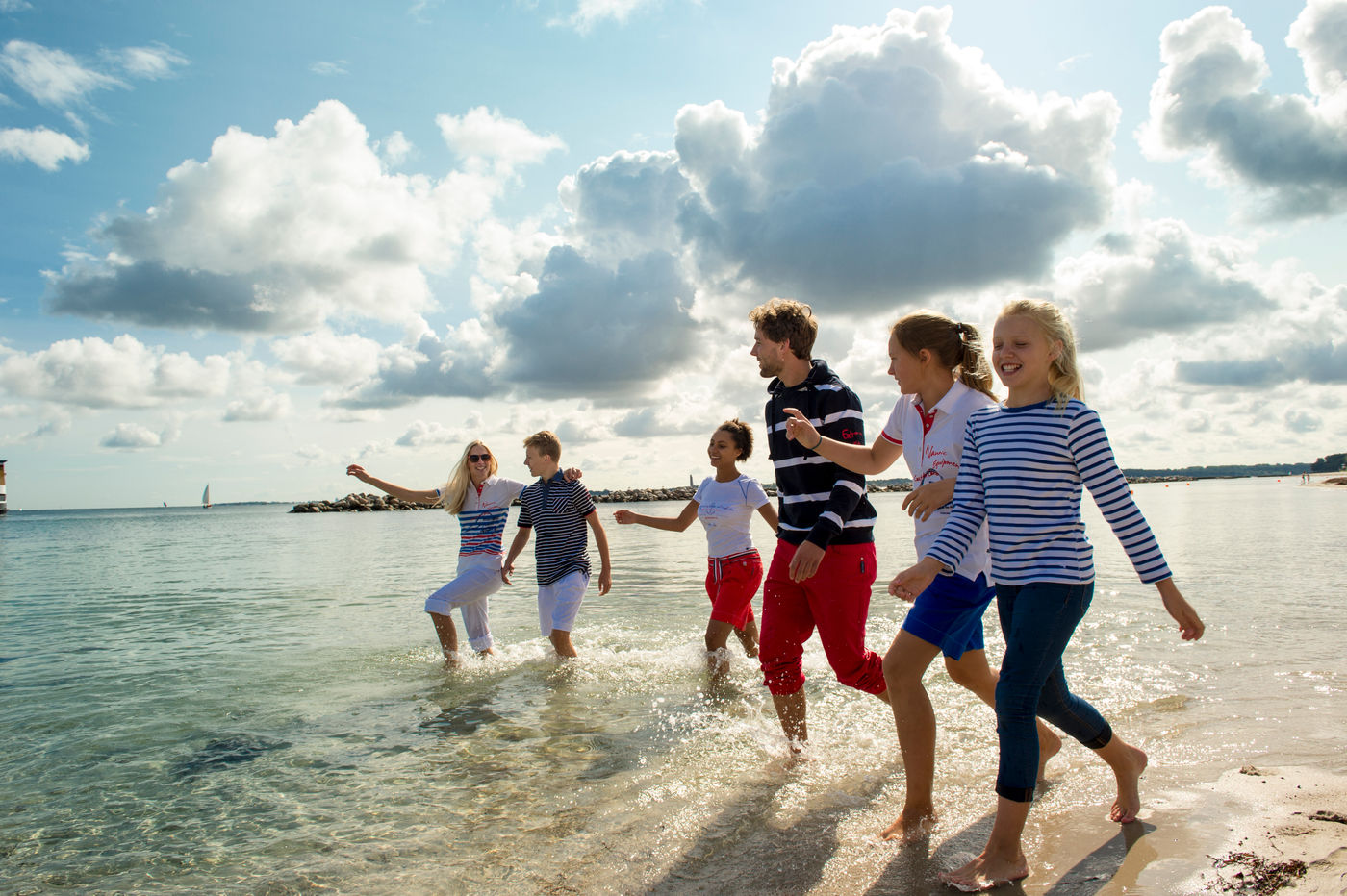 Genieße frische Fischbrötchen am Meer