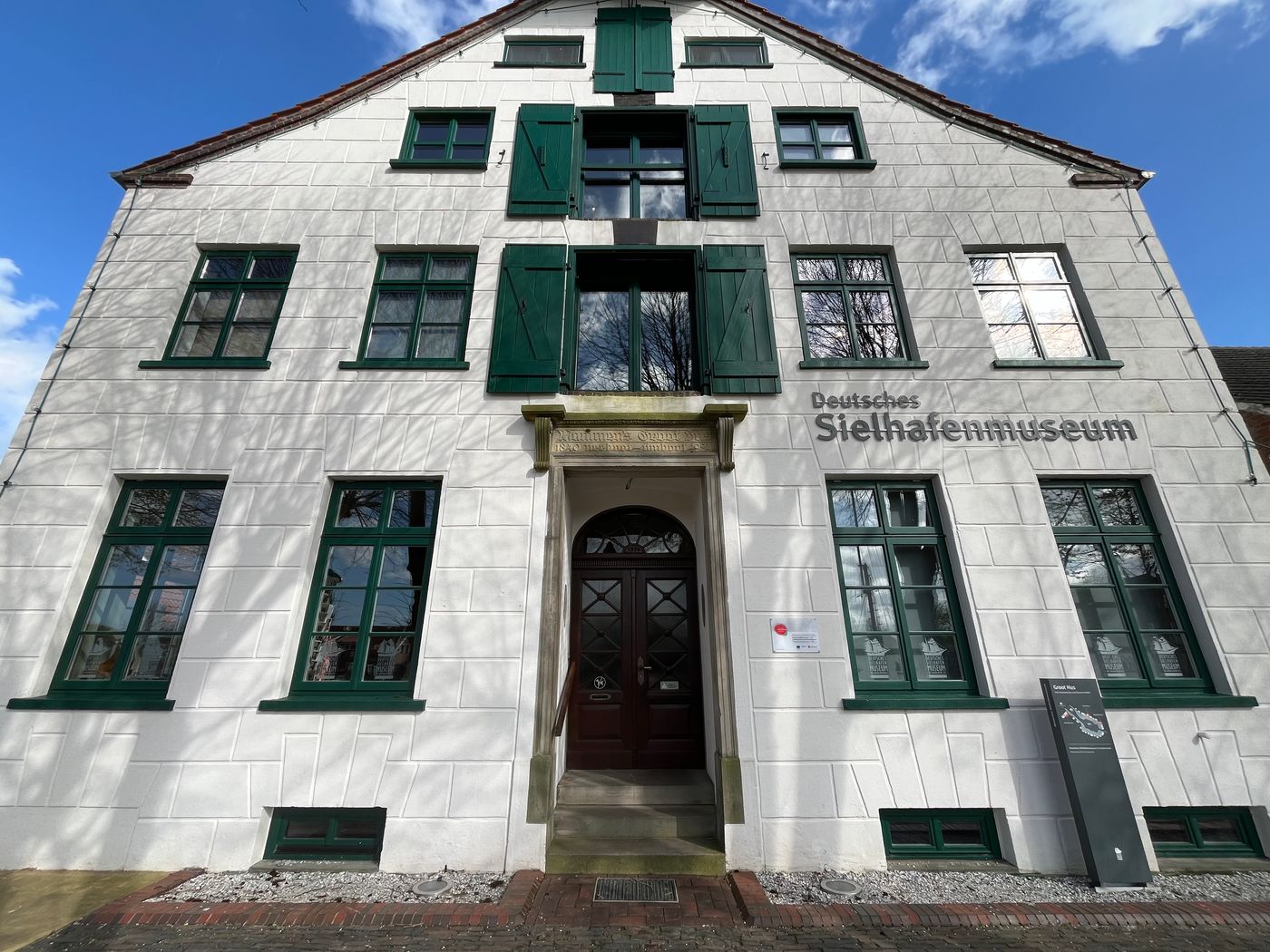 Historischer Hafen mit Museumsschiffen