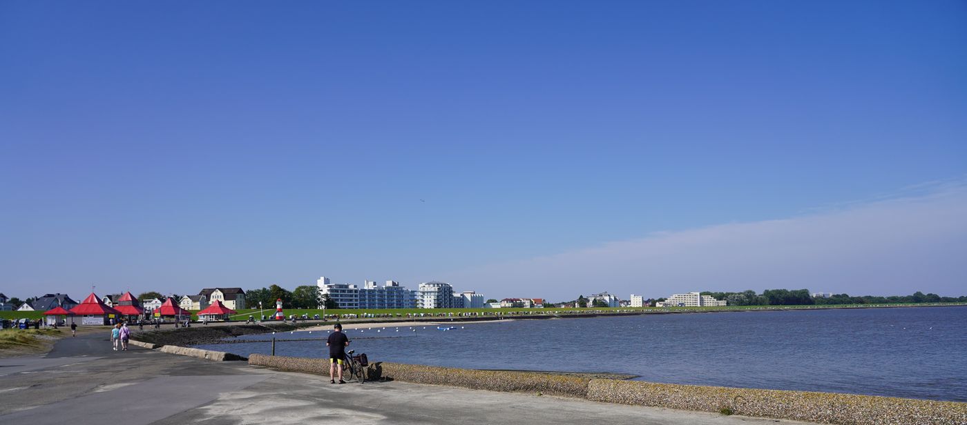 Grüner Strand mit Blick aufs Meer