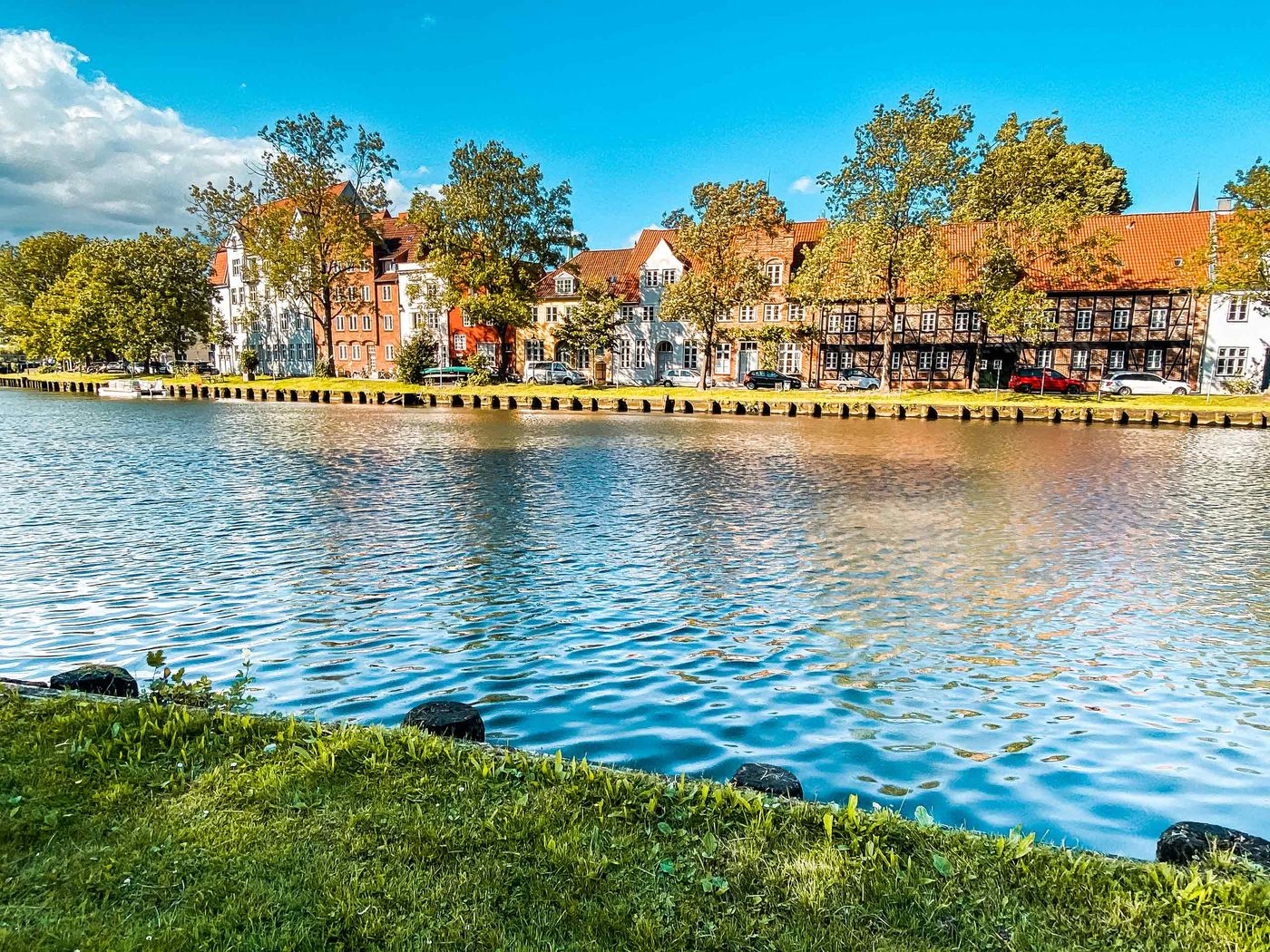 Idyllischer Blick auf Lübecks Wasser