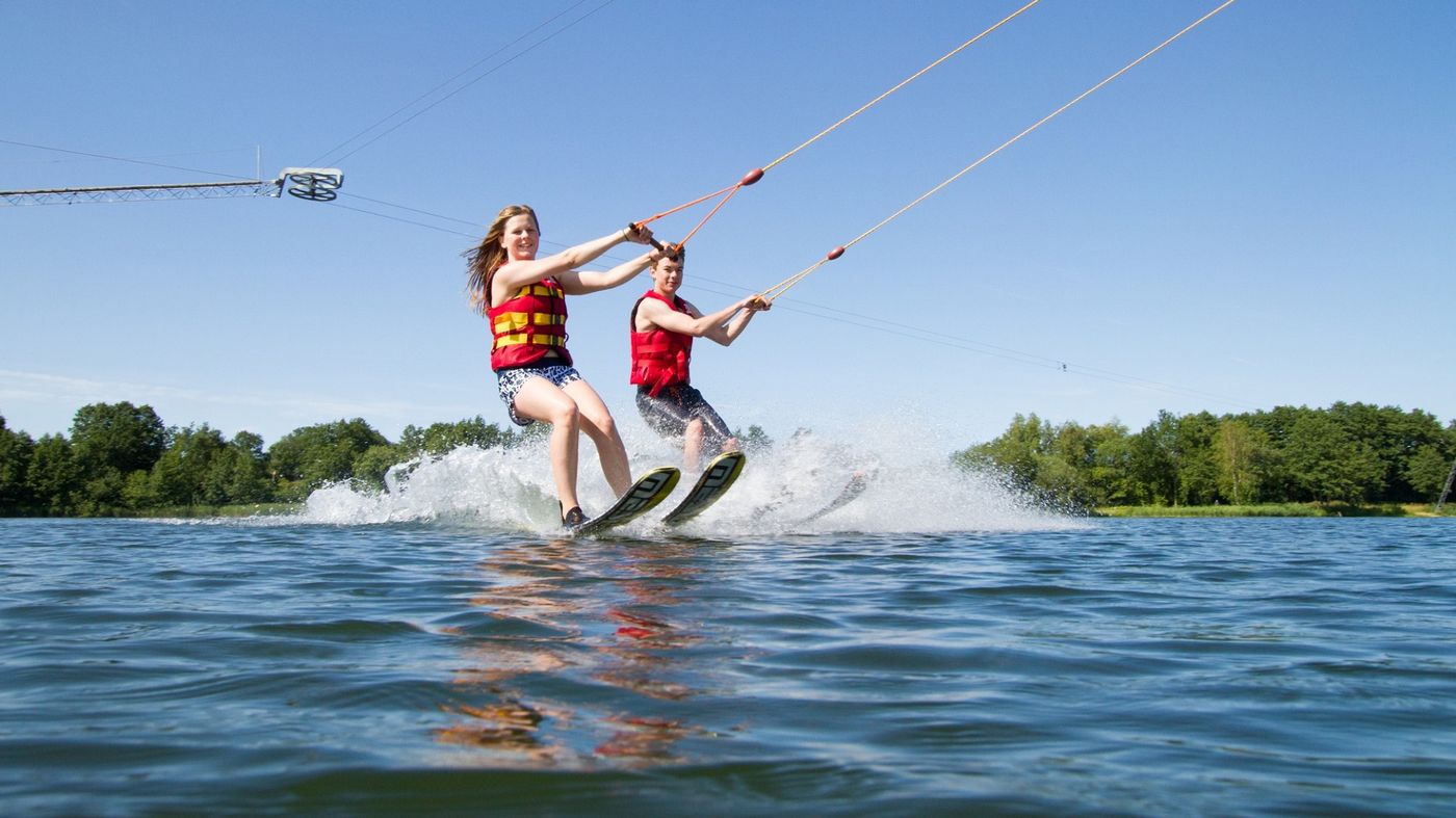 Strandspaß und Wakeboarding