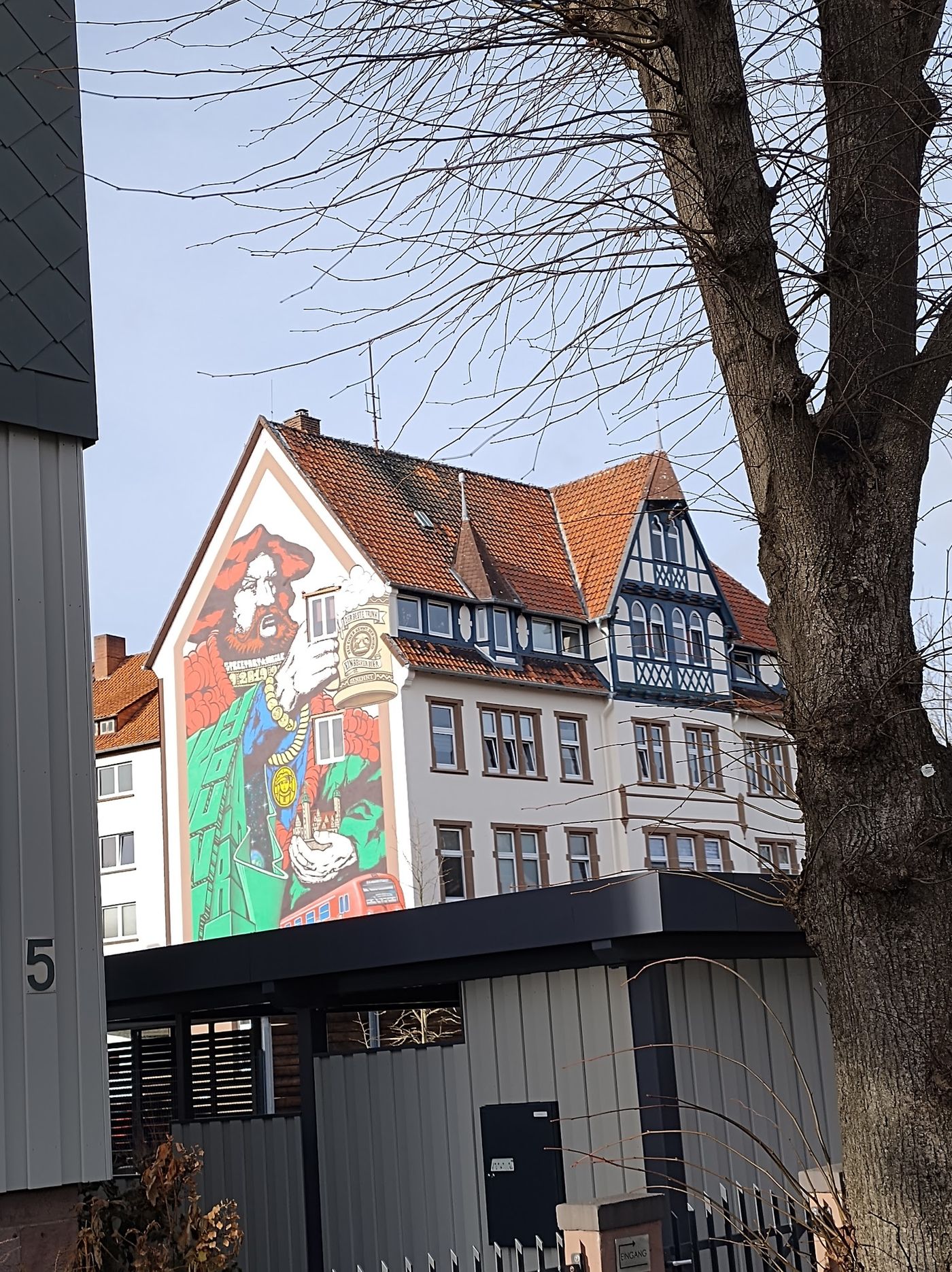 Farbenfrohe Kunstwerke im öffentlichen Raum auf der Street-Art-Meile
