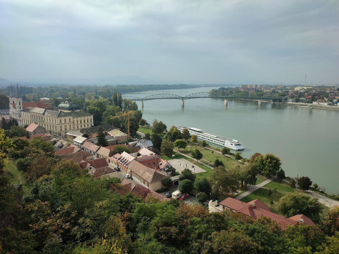 Spaziergang über die historische Brücke