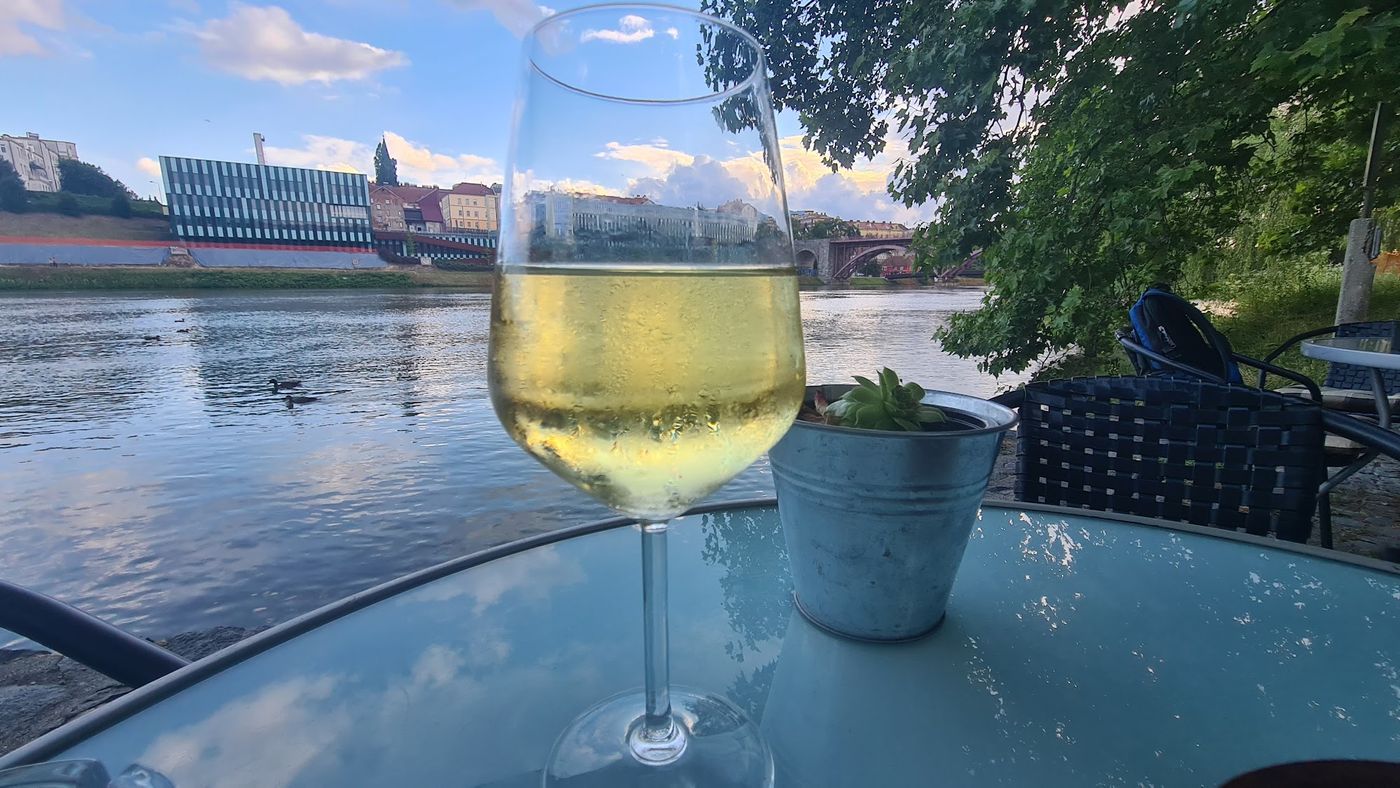 Geschichtsträchtige Begegnungen am Ufer der Drau mit Weinverkostung