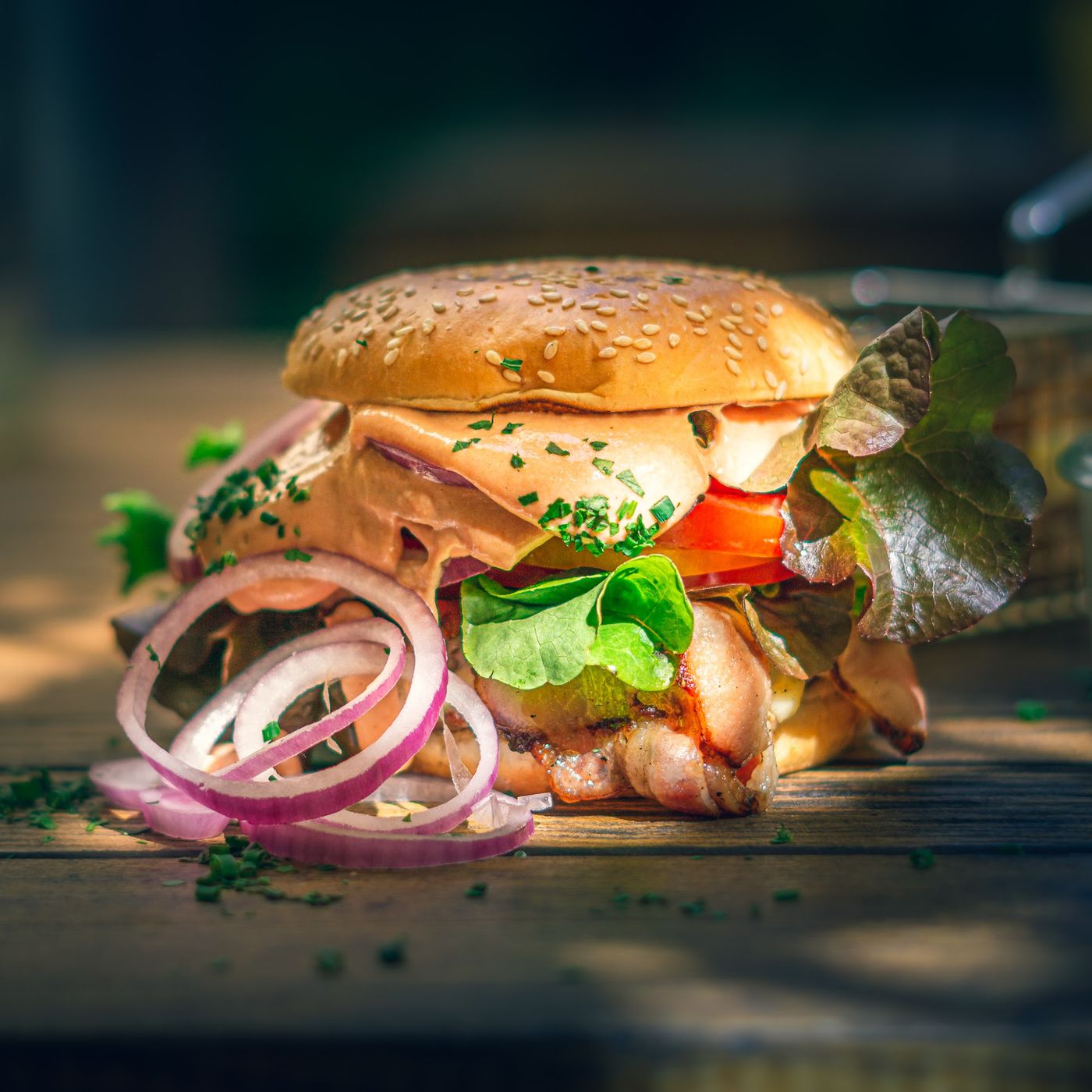 Cocktails und Burger in gemütlicher Bar