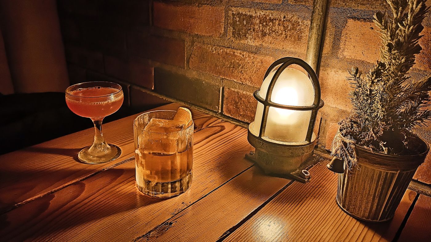 Whisky und lokale Küche in versteckter Bar