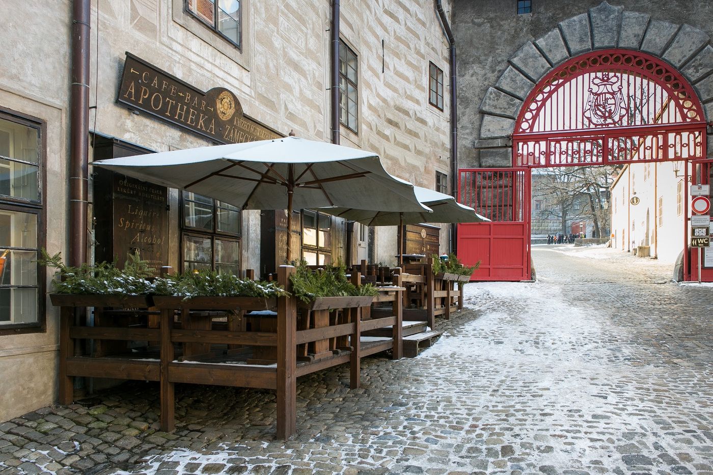 Cocktails in historischer Apotheke