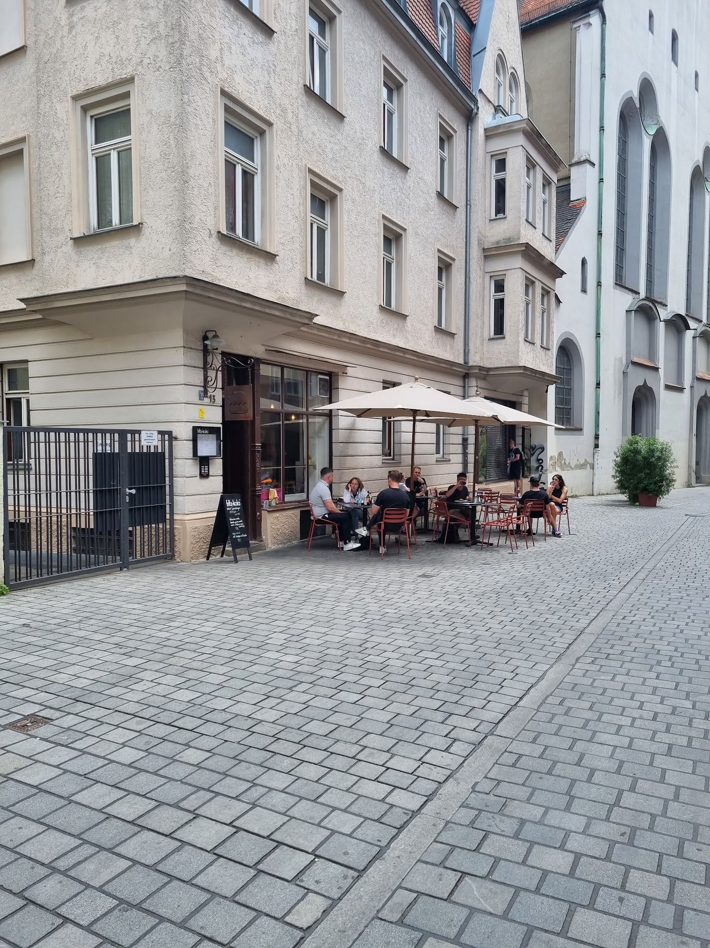 Leckere Burger in historischer Gasse