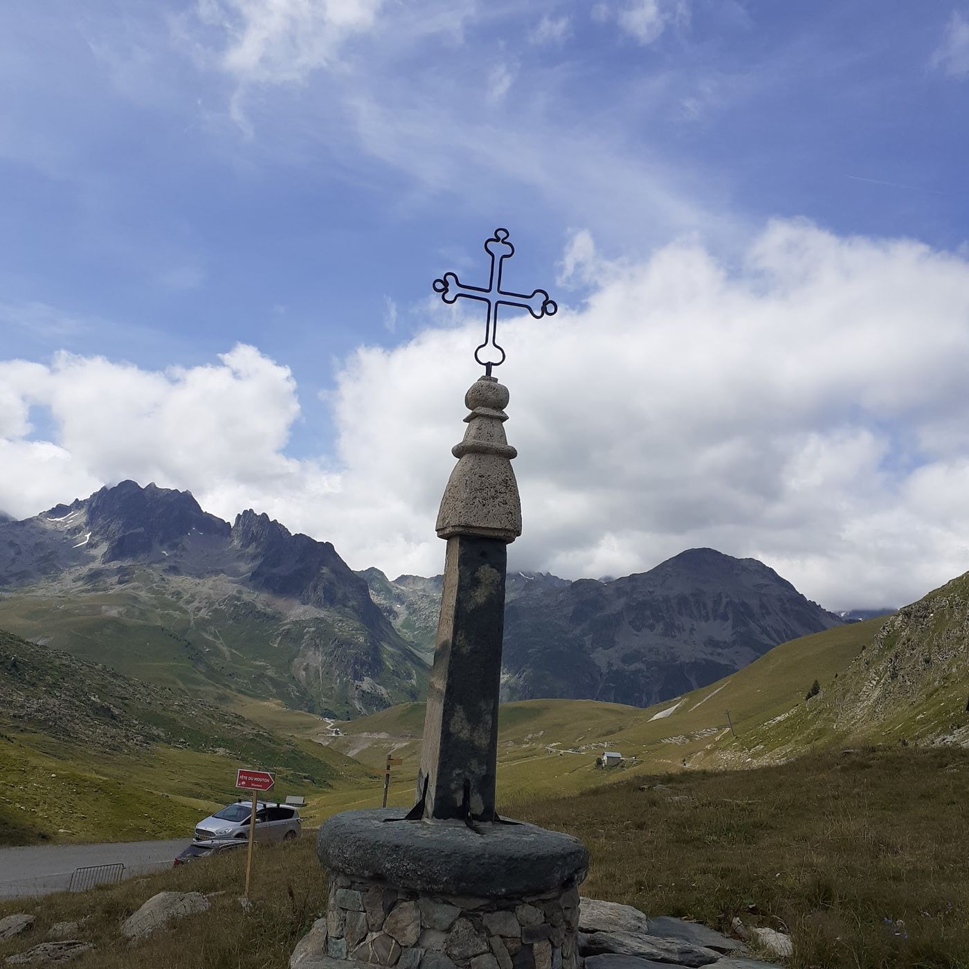 Spektakuläre Passstraße in den Alpen