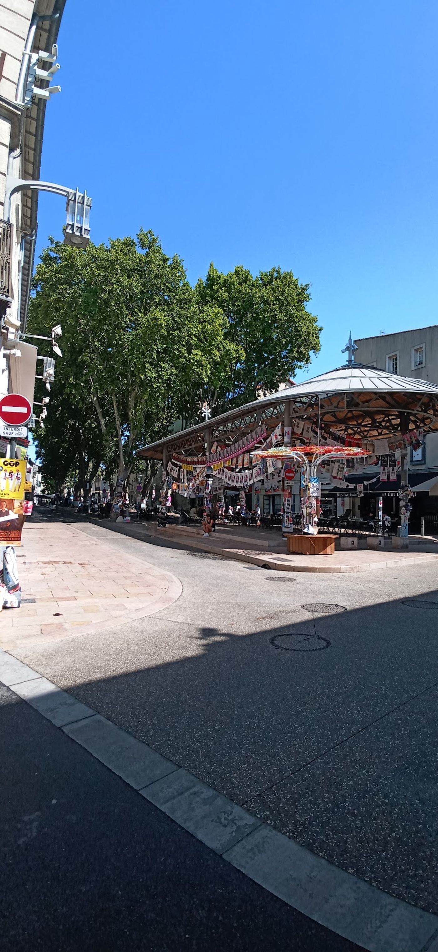 Trödelmarkt unter der Sonne der Provence