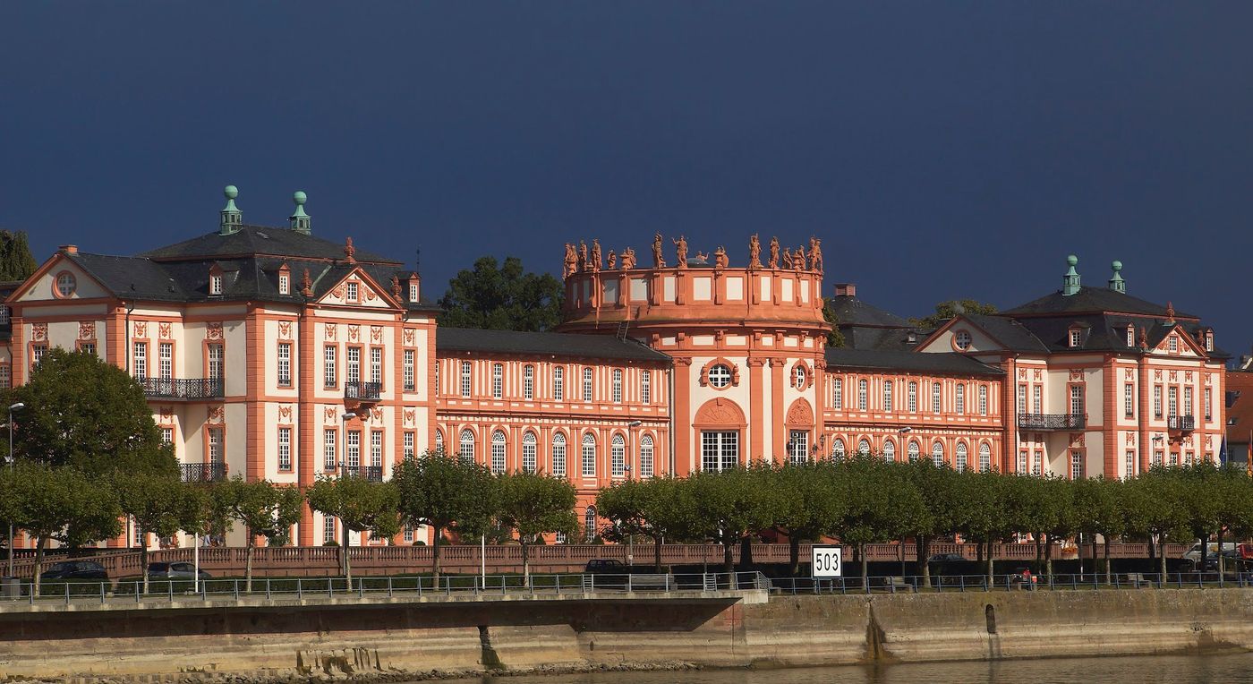 Barockes Schloss mit Rheinblick