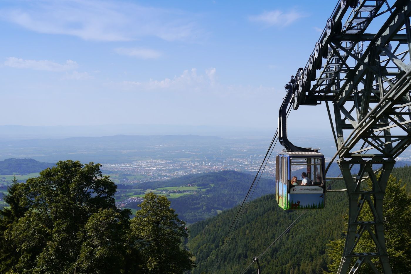 Schwebe zum Gipfel des Freiburger Hausbergs