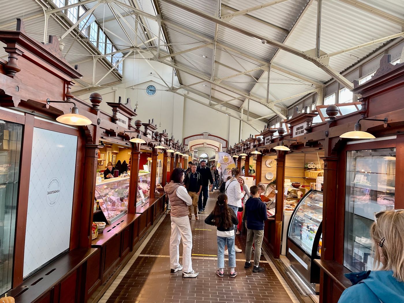 Historischer Markt mit lokalen Delikatessen