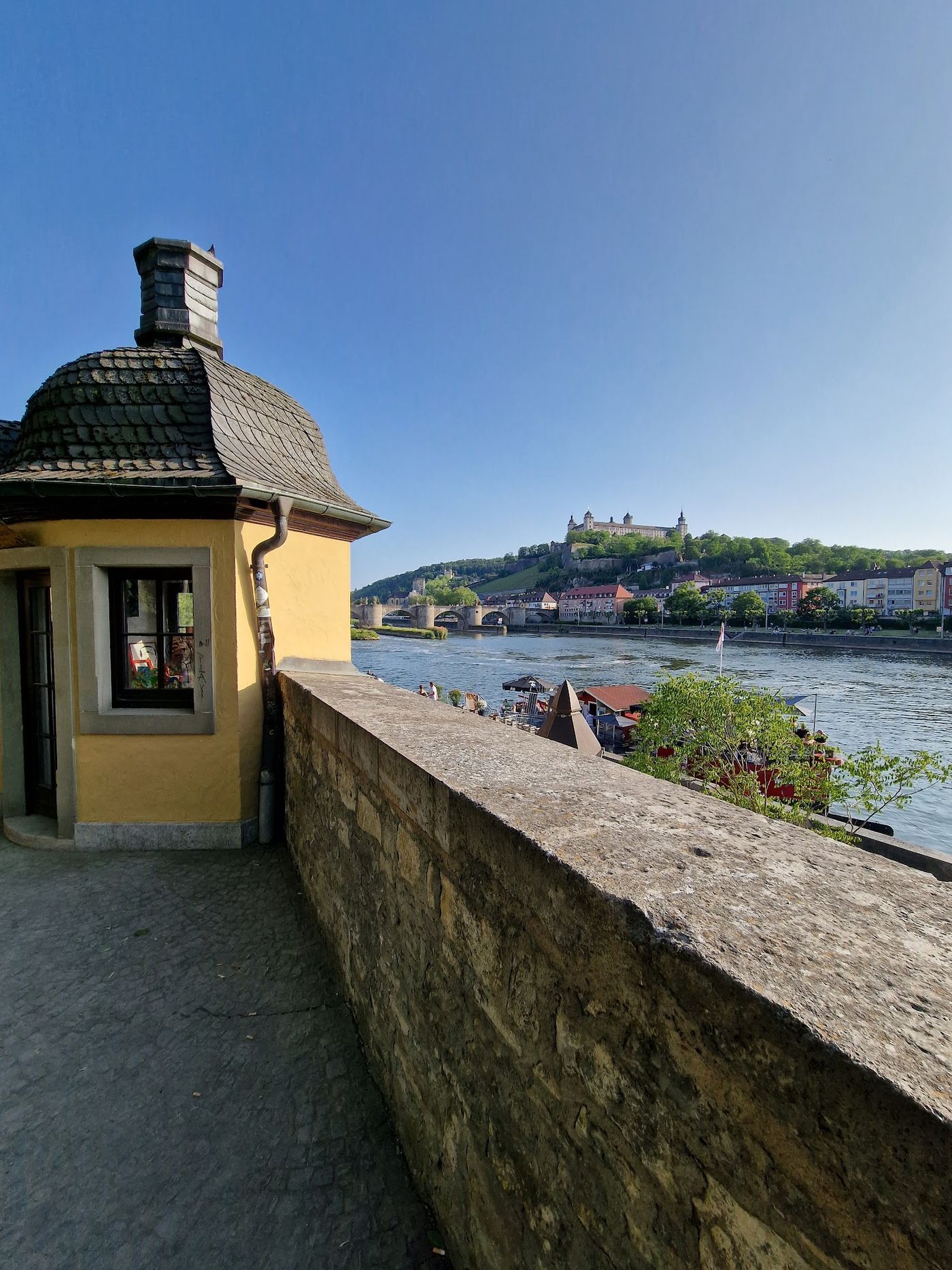 Lebendige Stimmung am Ufer des Mains