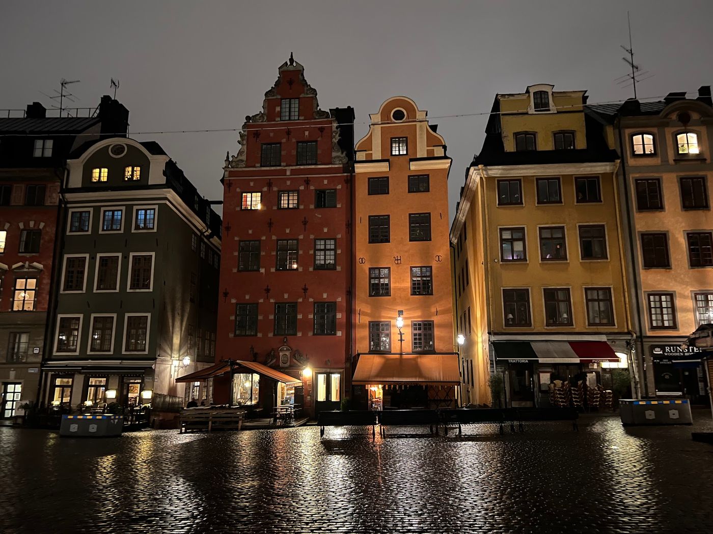 Historisches Café mit Kerzenschein