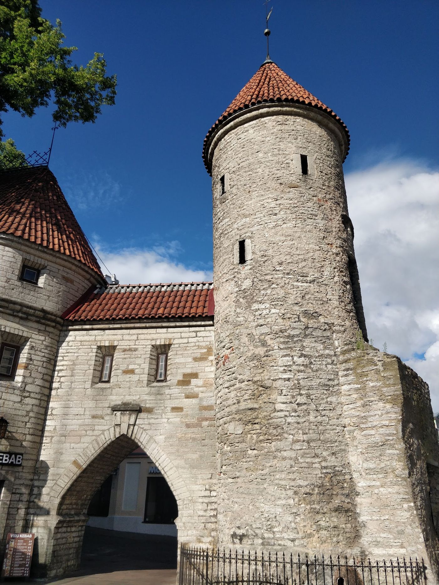 Mittelalterliches Tor zum Herzen Tallinns