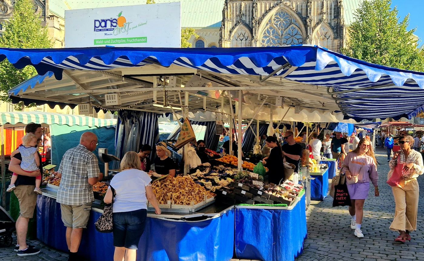 Frische Leckereien und historisches Flair beim Wochenmarkt