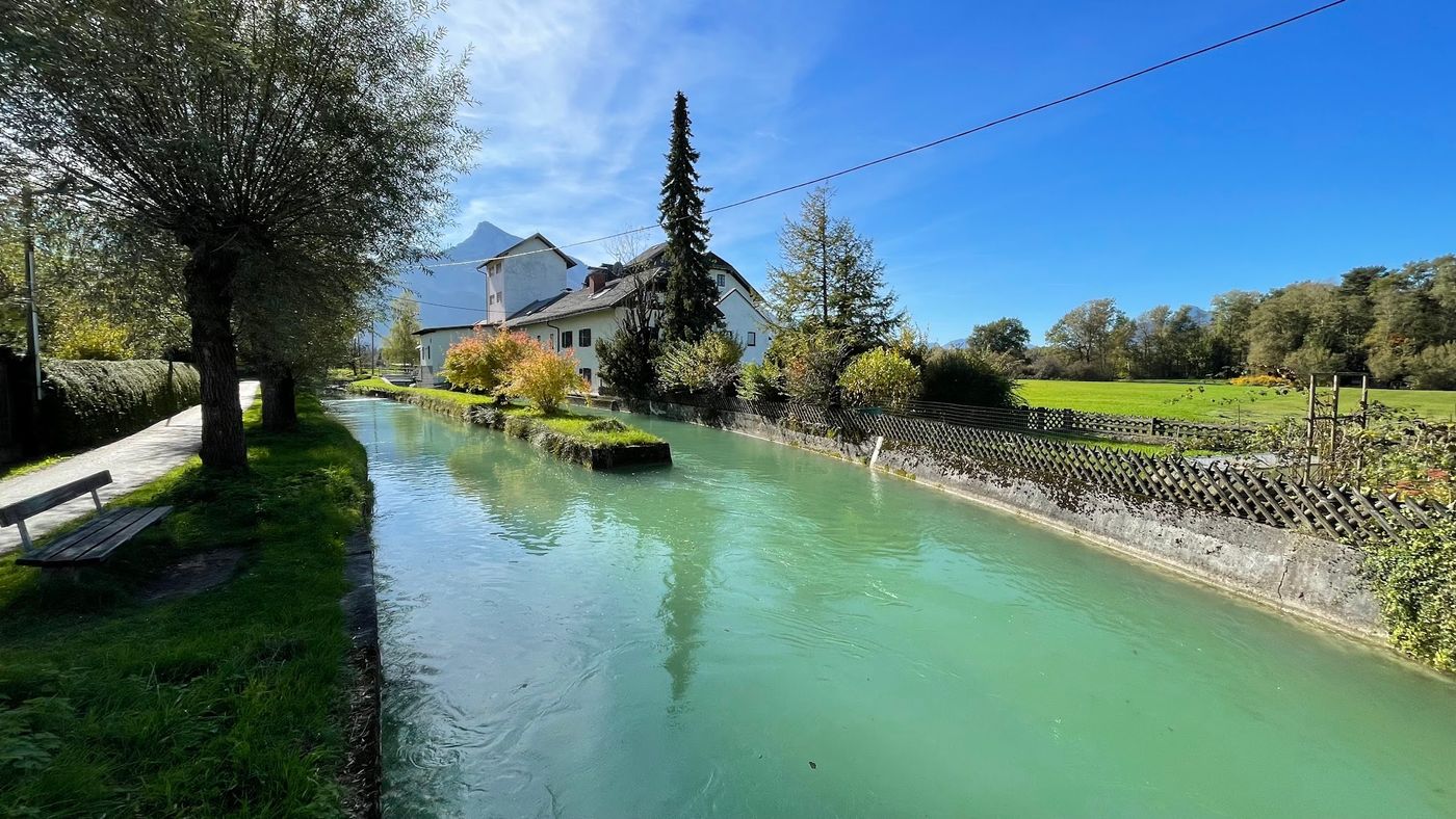 Erfrischende Abkühlung im Stadtfluss