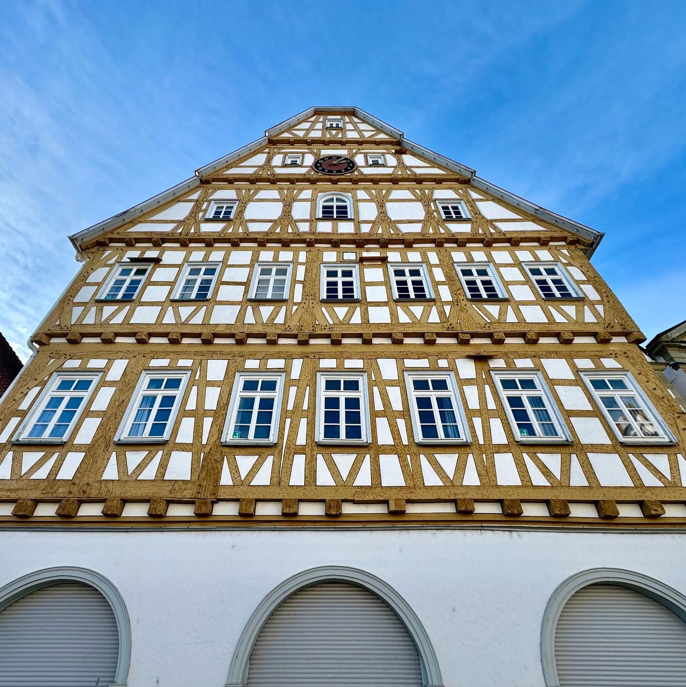 Erkunde die charmante Altstadt und ihren Wochenmarkt