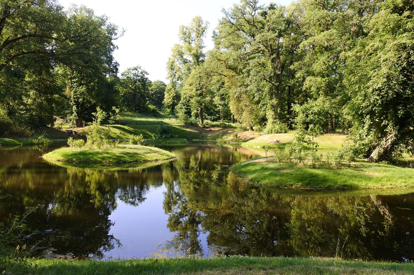 Idyllische Parkanlage am Wasser