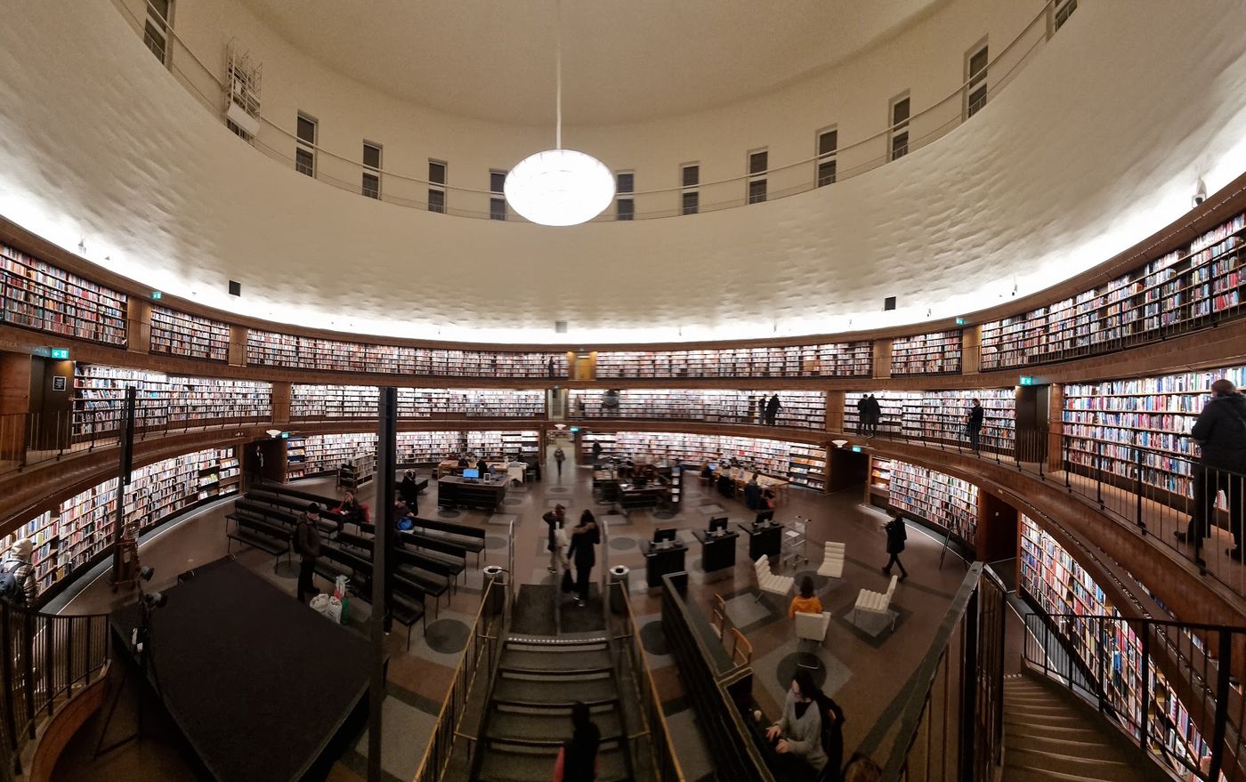 Bibliothek im Swedish Grace-Stil