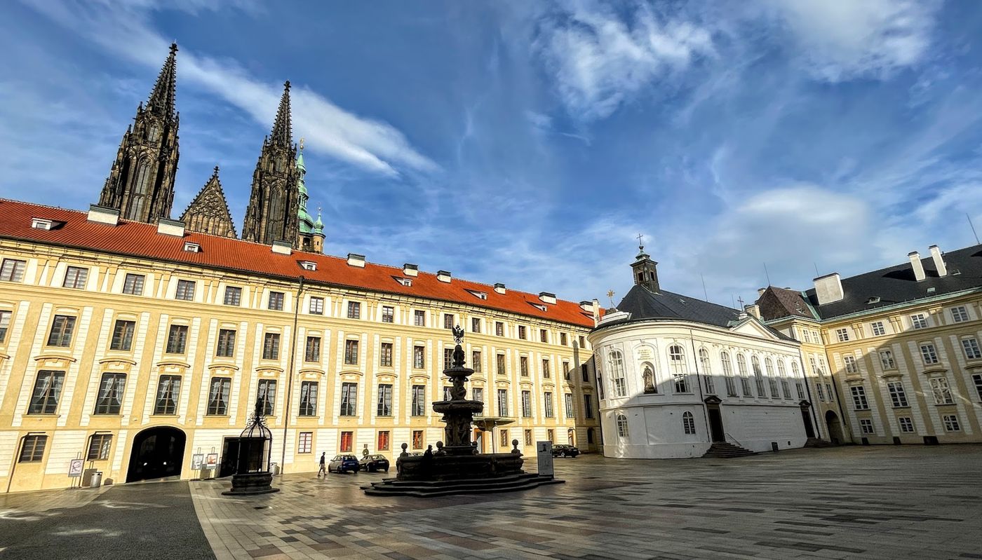 Taucht ein in die Geschichte und Pracht der Prager Burg
