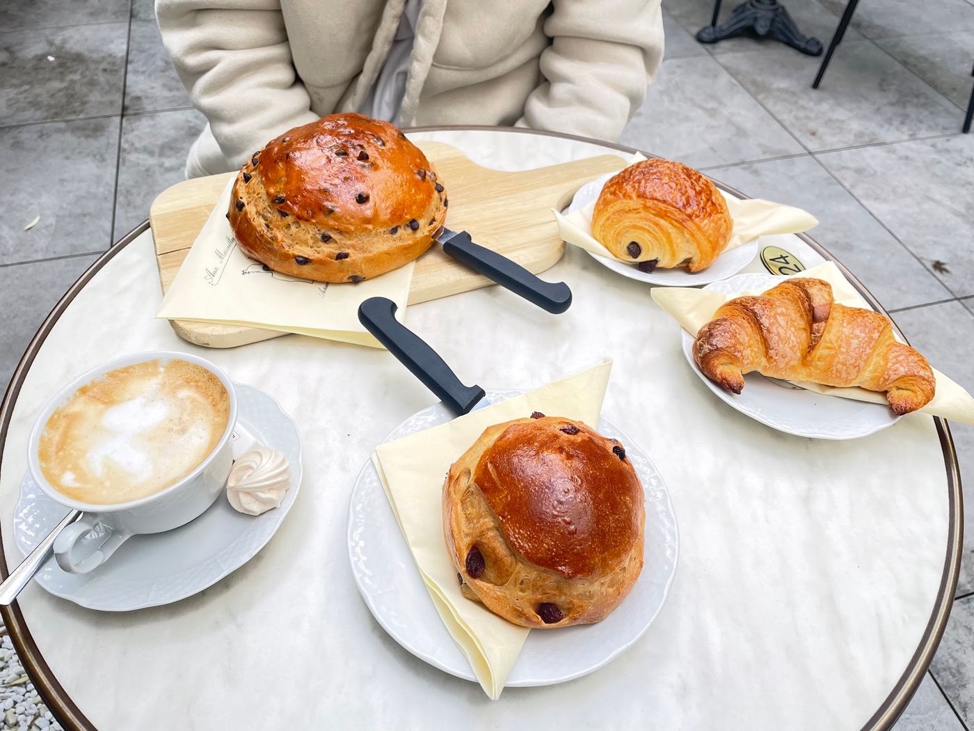 Französisches Café mit unwiderstehlichen Croissants