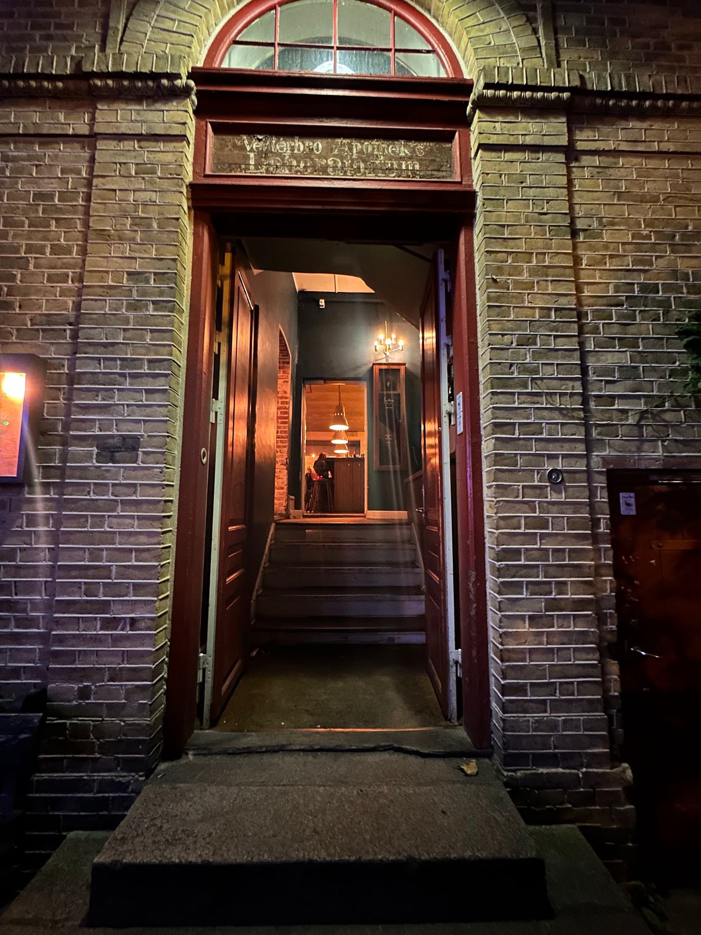 Versteckte Bar in einem alten Gebäude
