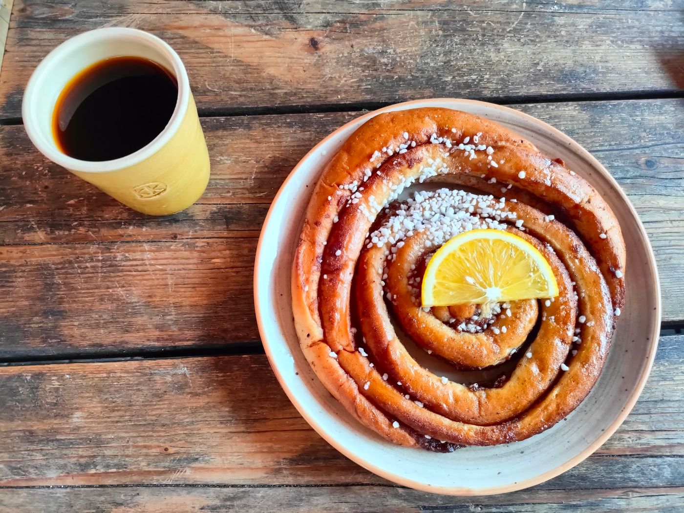 Historisches Café mit Kerzenschein