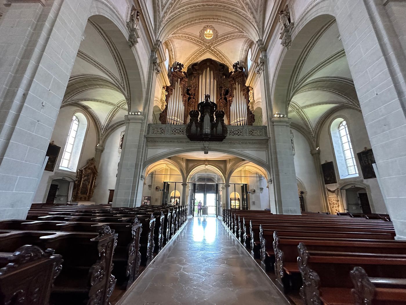 Lichtfestival in historischer Kirche