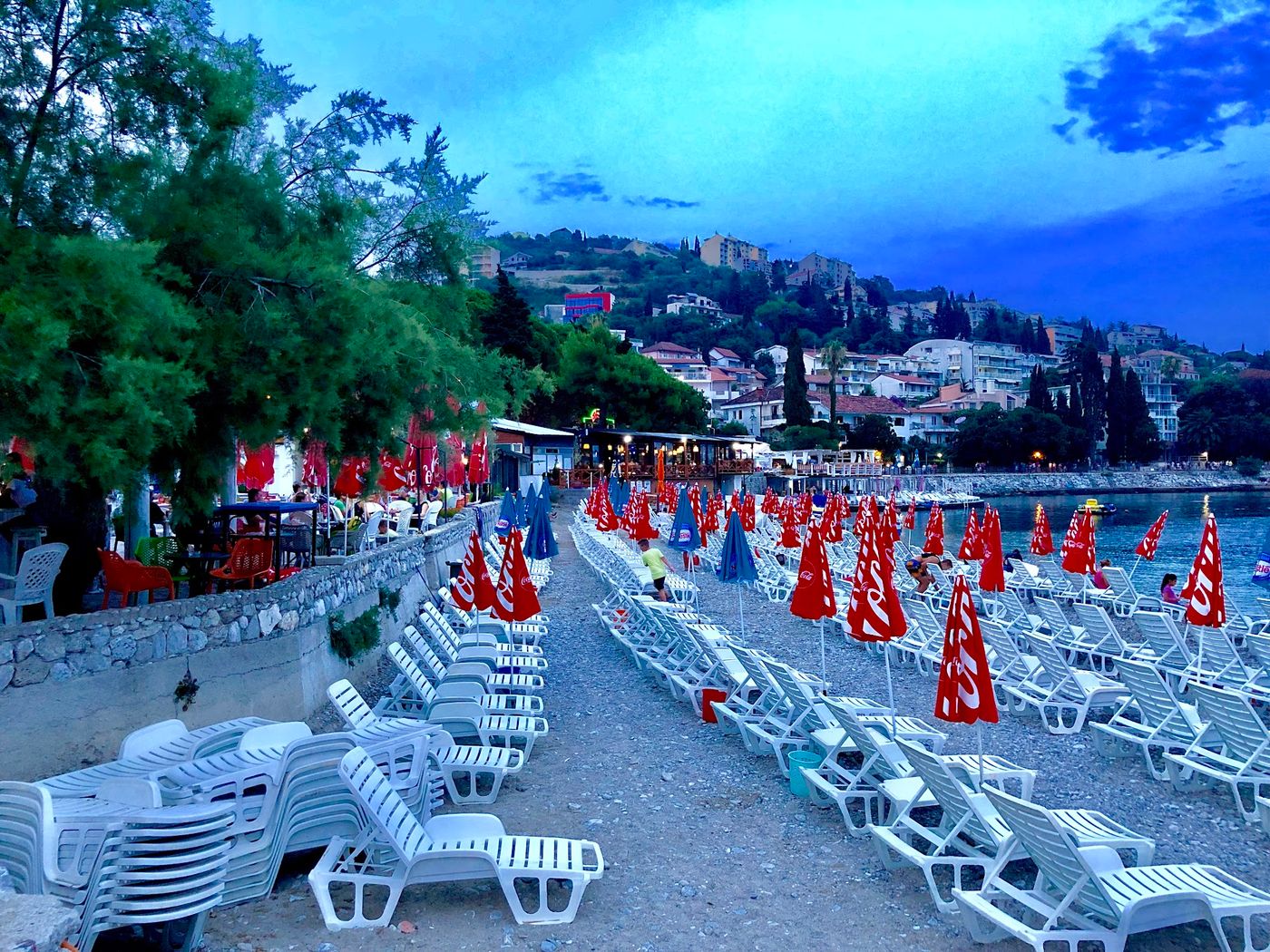 Entspannte Drinks mit Meerblick