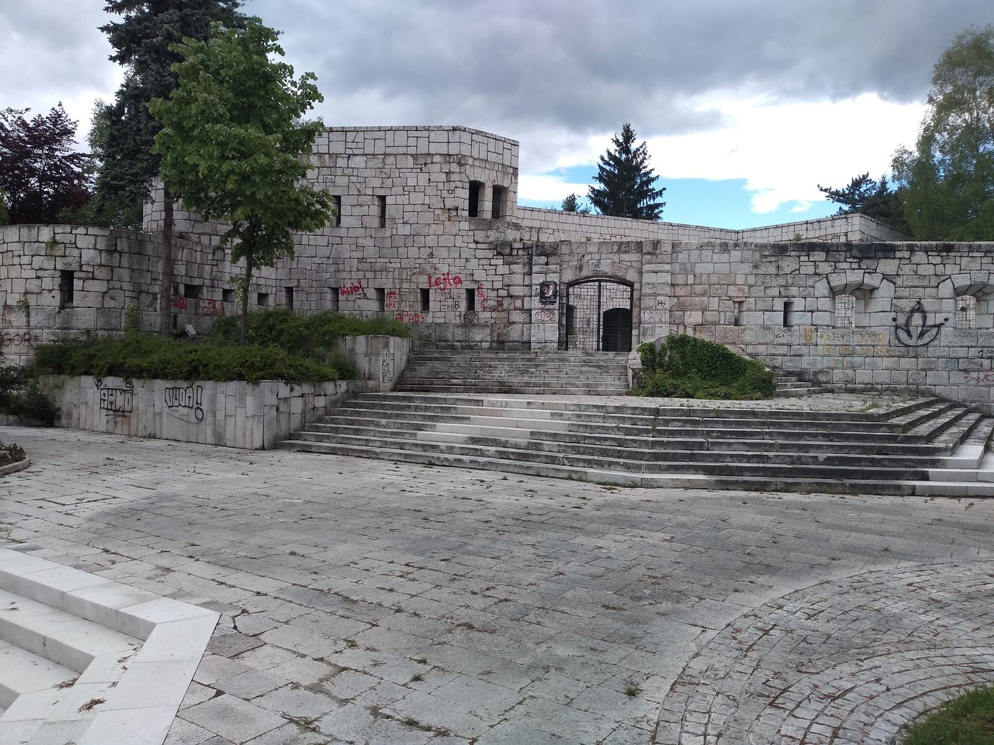 Gedenkstätte mit Blick auf Sarajevo