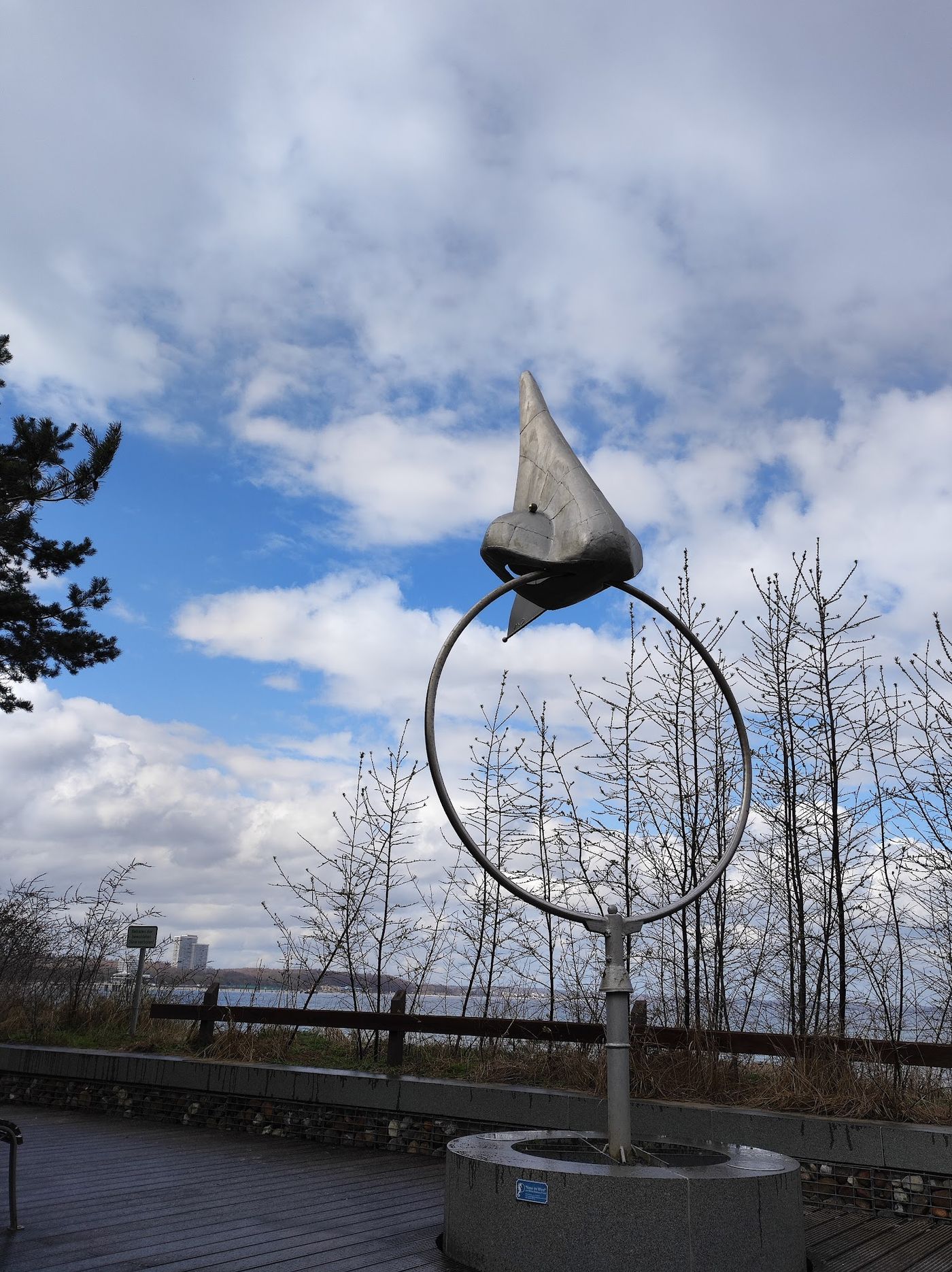 Kunst trifft Natur am Ostseestrand