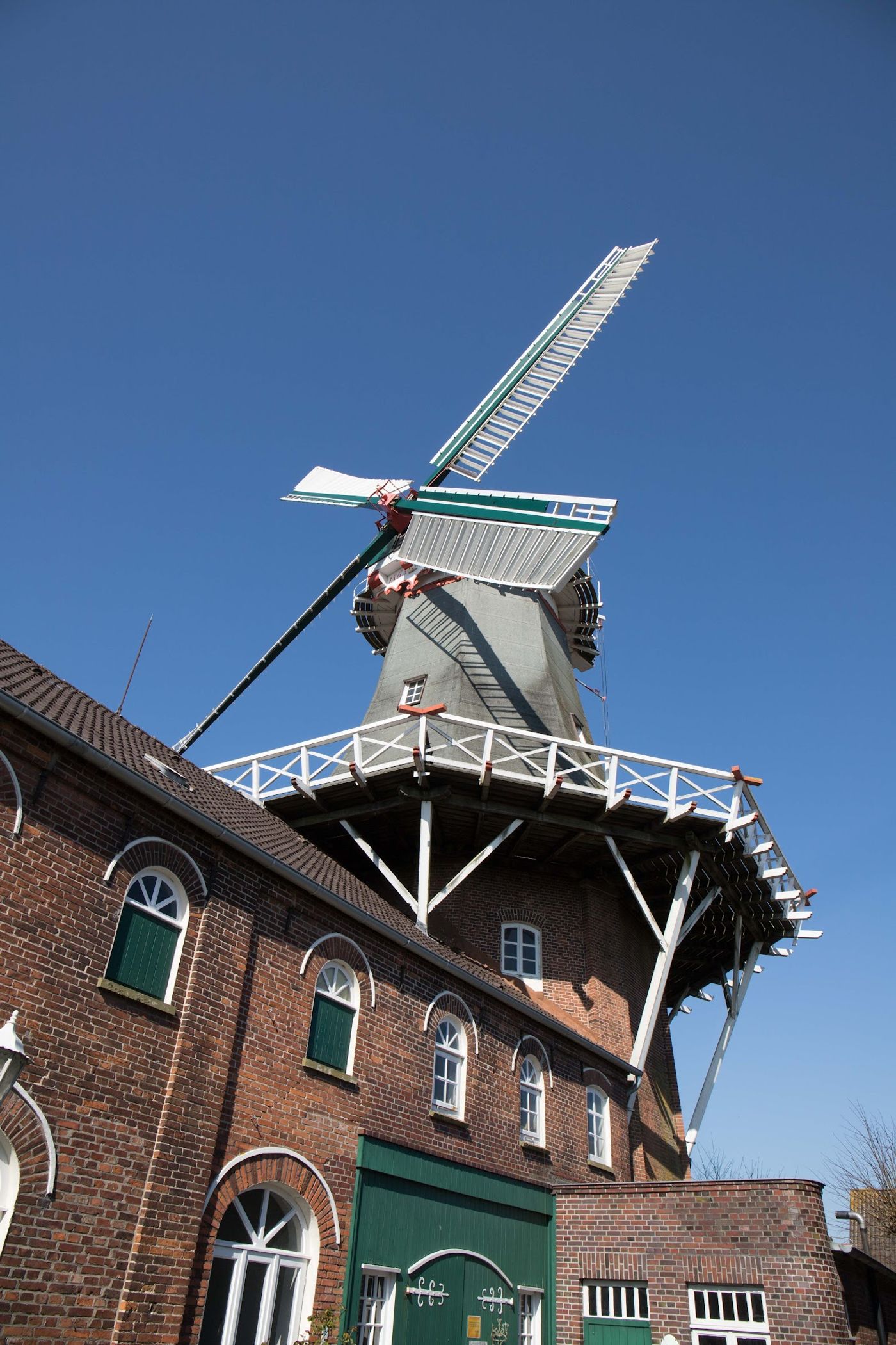 Historische Windmühle mit Café