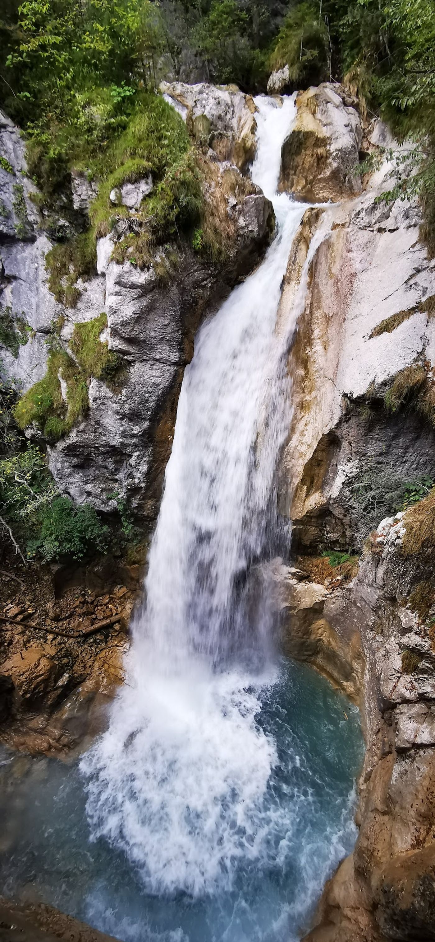 Naturschönheit mit Wasserfall