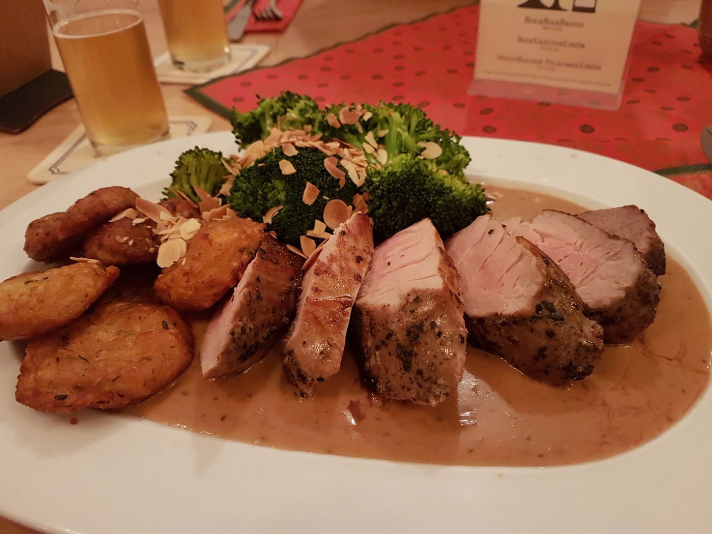 Handgebrautes Bier in uriger Atmosphäre