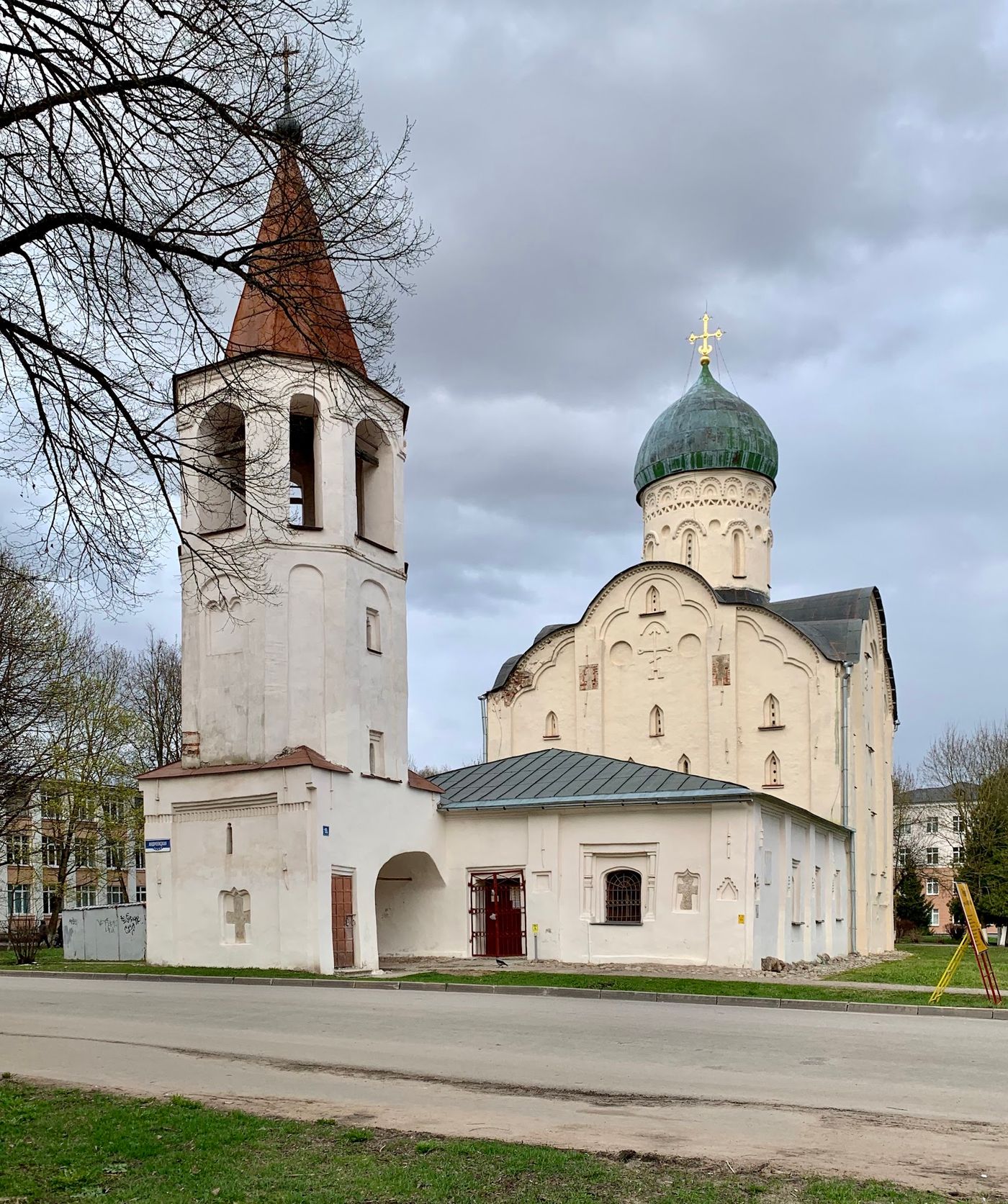 Mittelalterliche Kirche mit Geschichte