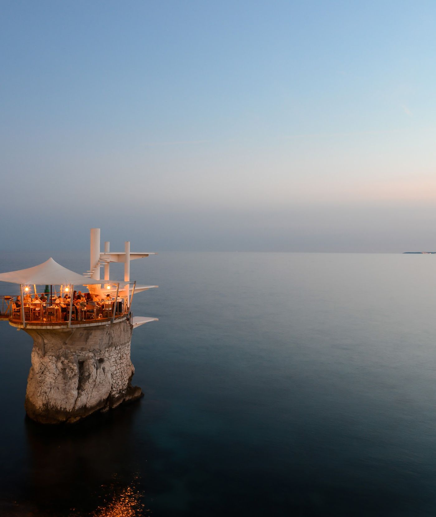 Einzigartiges Restaurant über dem Meer