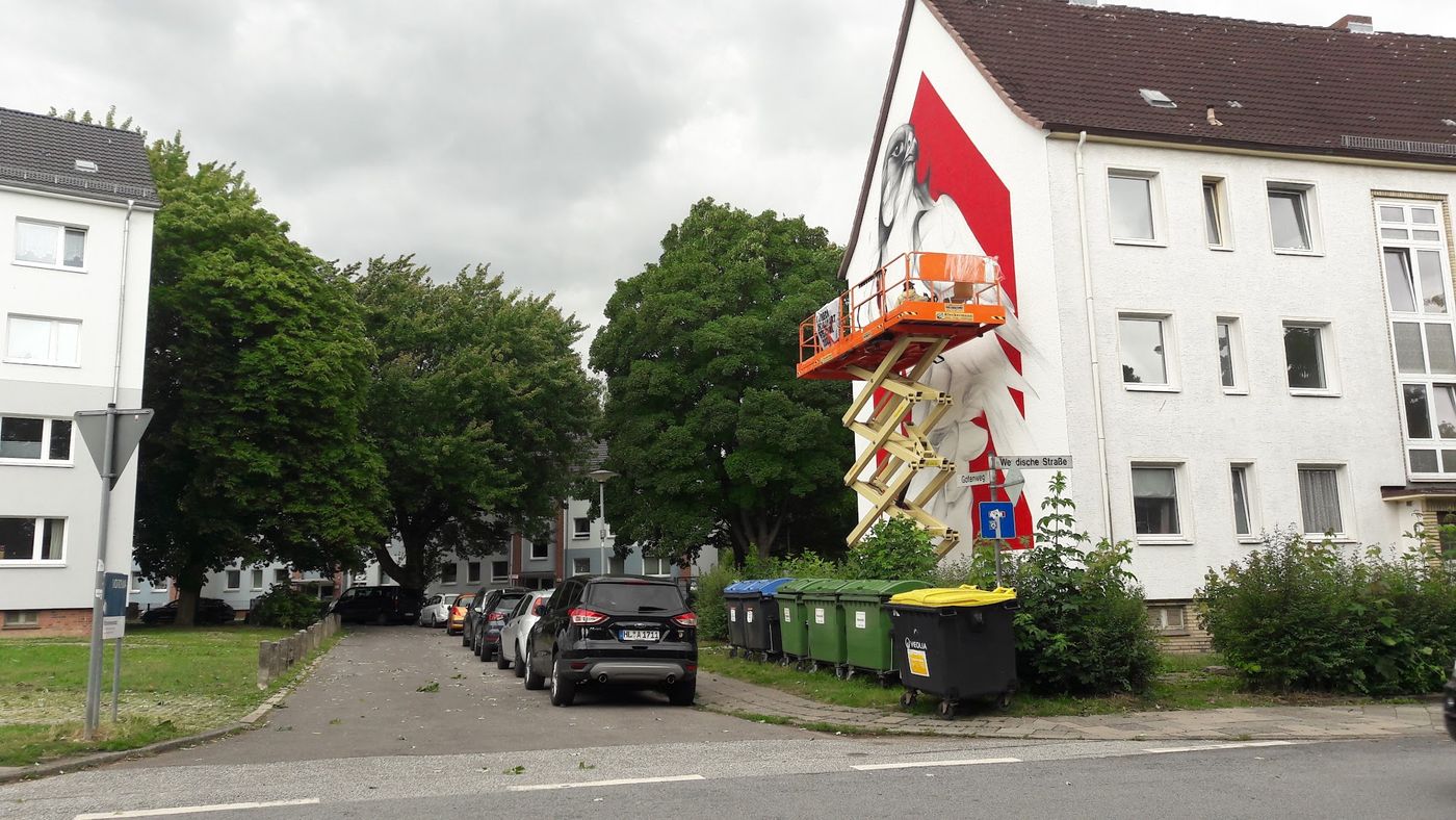 Bunte Straßenkunst am Ostseestrand