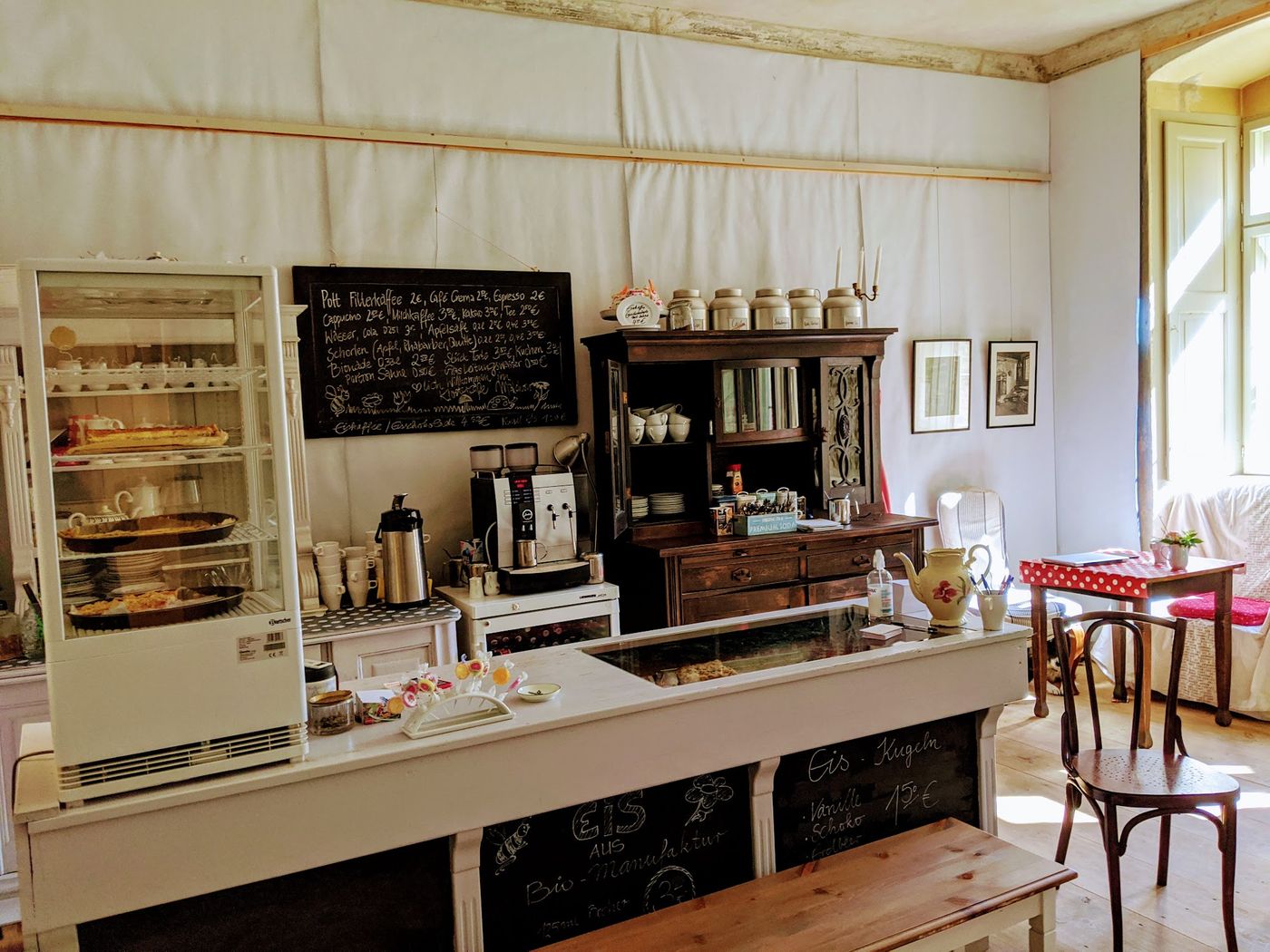 Gemütliches Café mit traumhaftem Innenhof und Kuchenkreationen