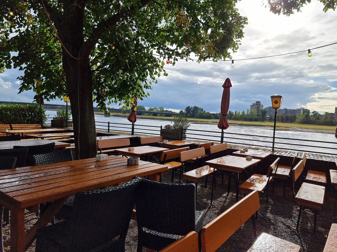 Biergarten mit Stadtansicht