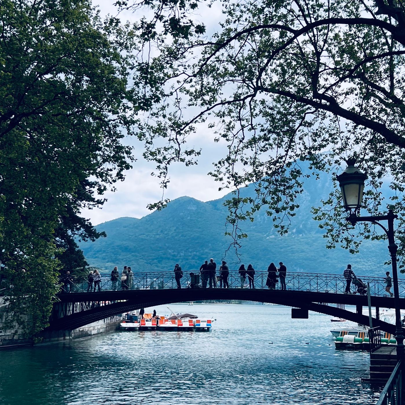 Romantische Momente auf der Liebesbrücke