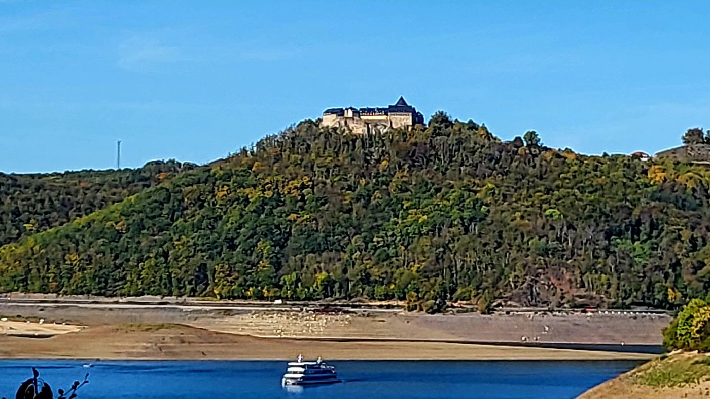 Märchenhaftes Schloss mit Seeblick