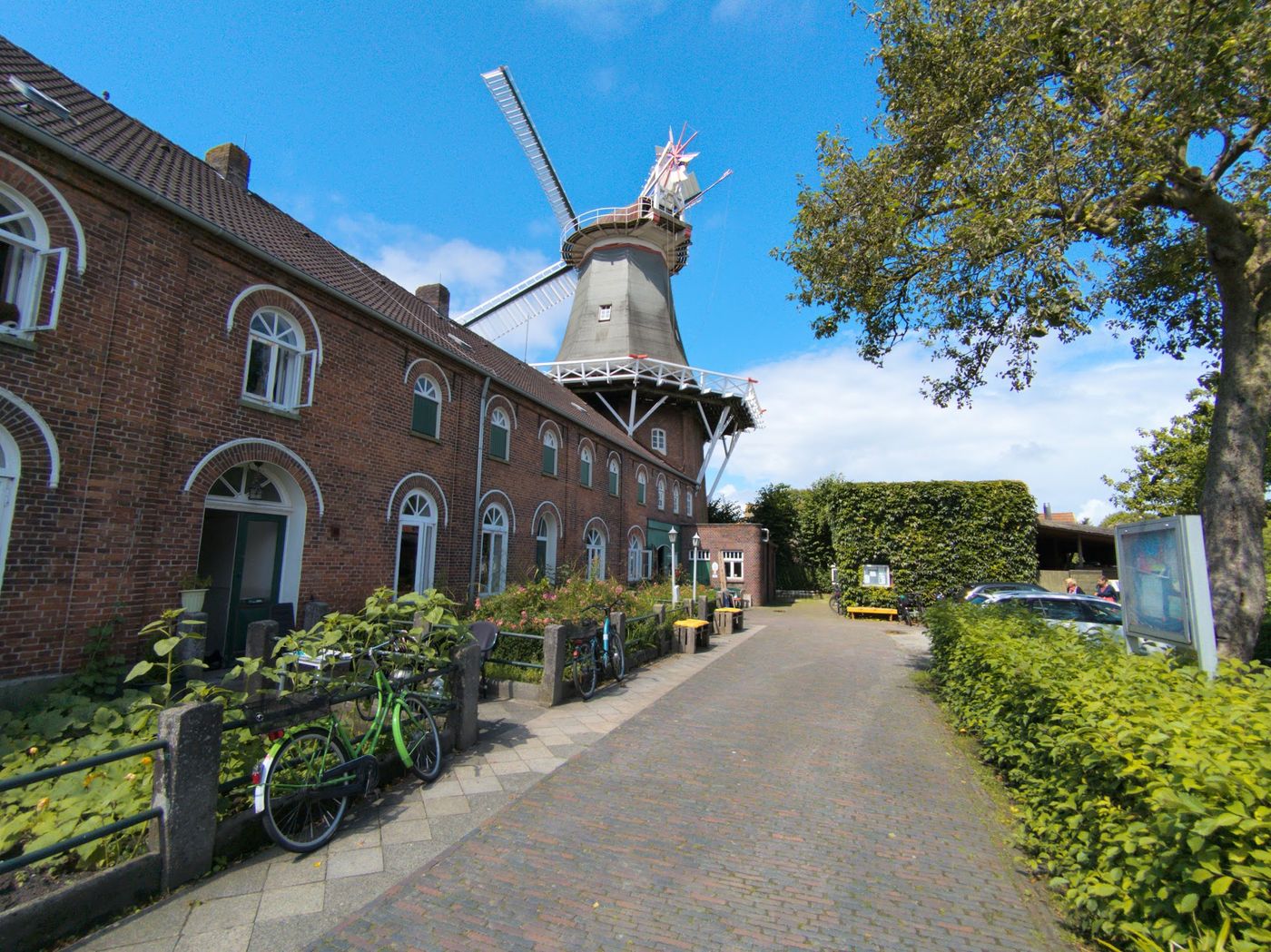 Historische Windmühle mit Café