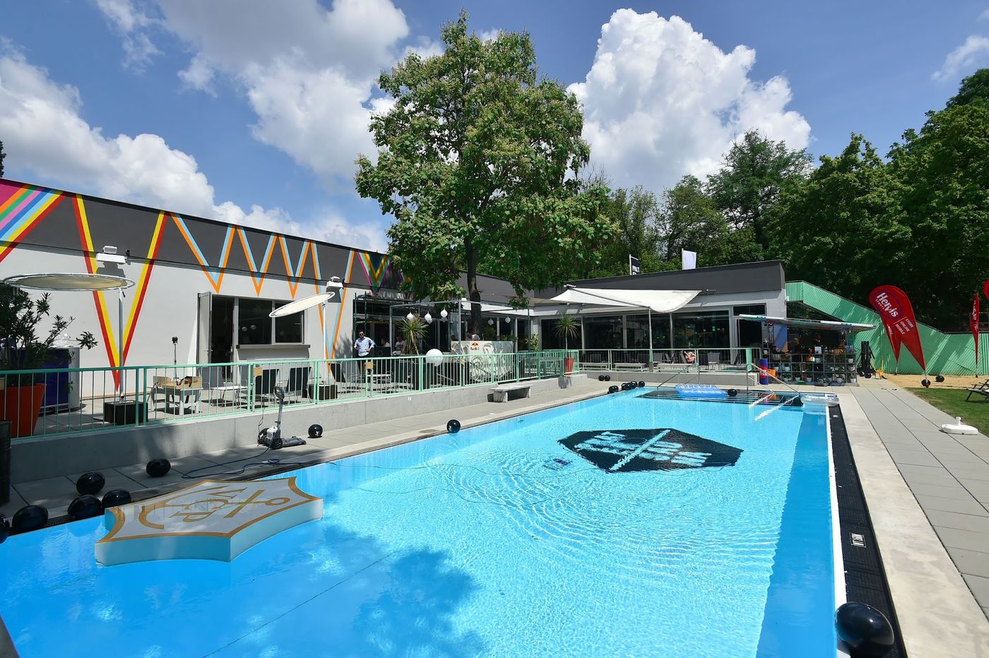 Live-Musik und DJ-Sets im Freibad-Flair