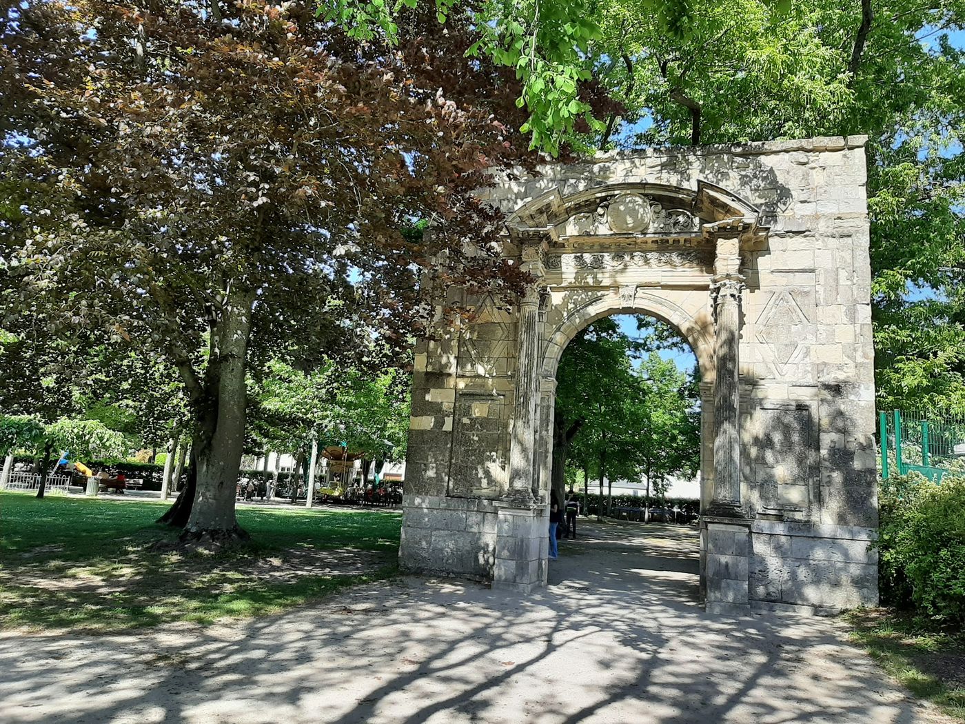 Familienfreundlicher Park mit Spielplätzen