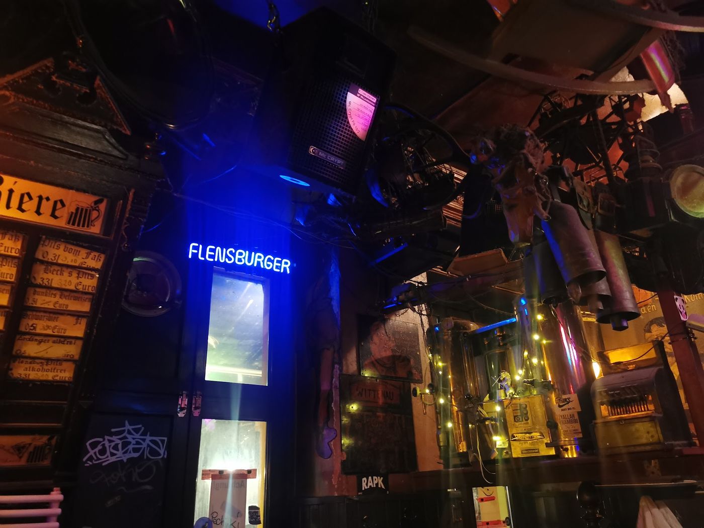 Eccentric dive bar mit lokalem Flair